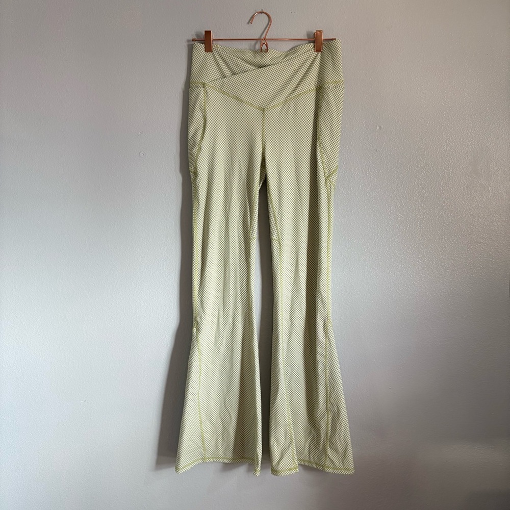 Fabletics Crossover Flare - Picture 3 of 10